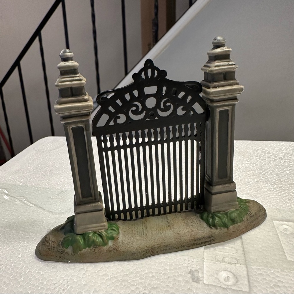 DC Comics Village Batman‎ Wayne Manor Bruce and Alfred Department 56 - Picture 12 of 13